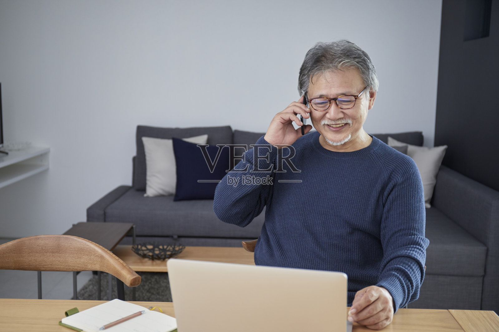 一个老人在房间里操作个人电脑照片摄影图片