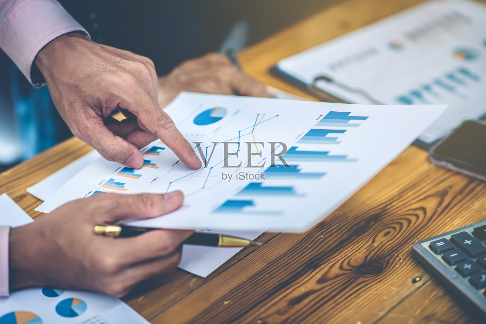 商业人士分析和规划商业。企业战略咨询照片摄影图片