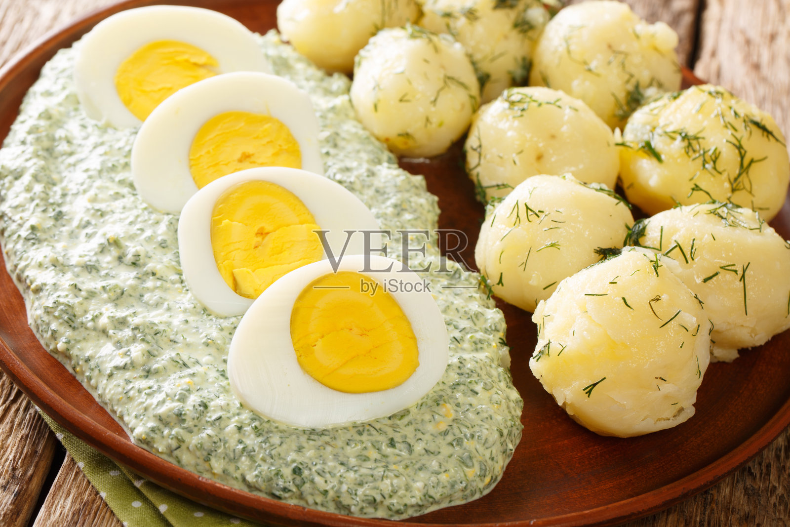 煮土豆，鸡蛋和法兰克福绿酱包含7香草近距离在一个盘子。水平照片摄影图片