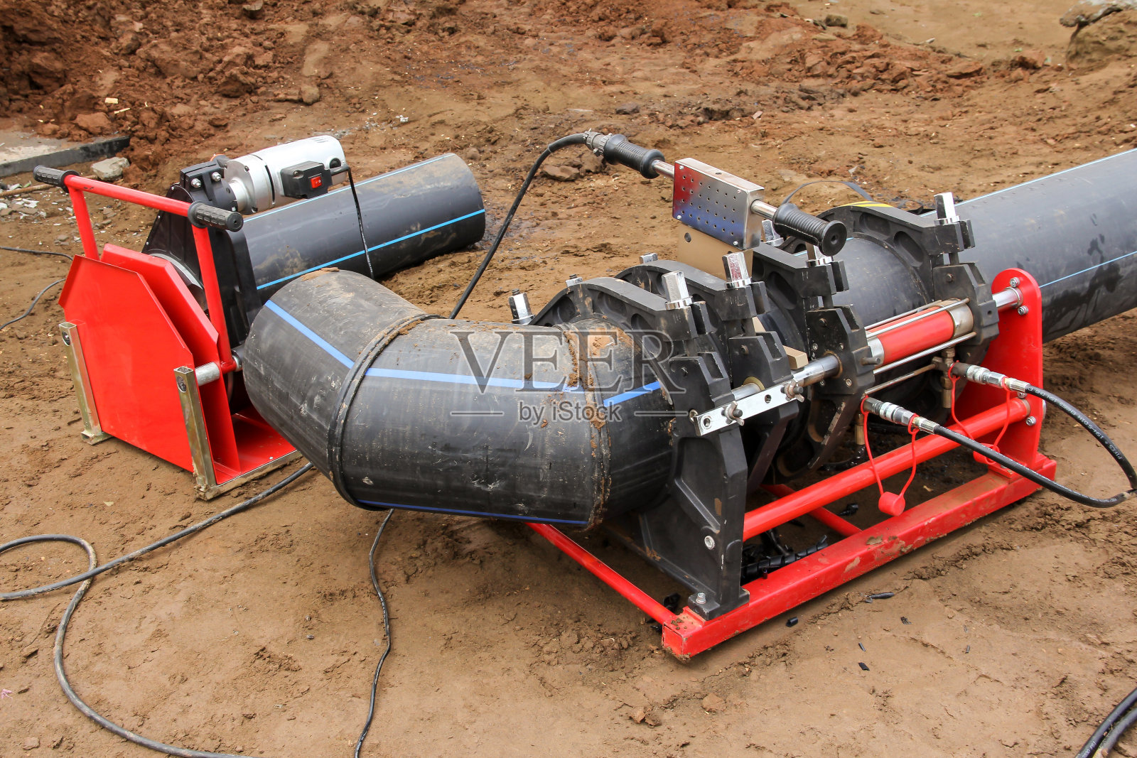 用于焊接大直径塑料管的安装。塑料水管连接专用施工设备照片摄影图片