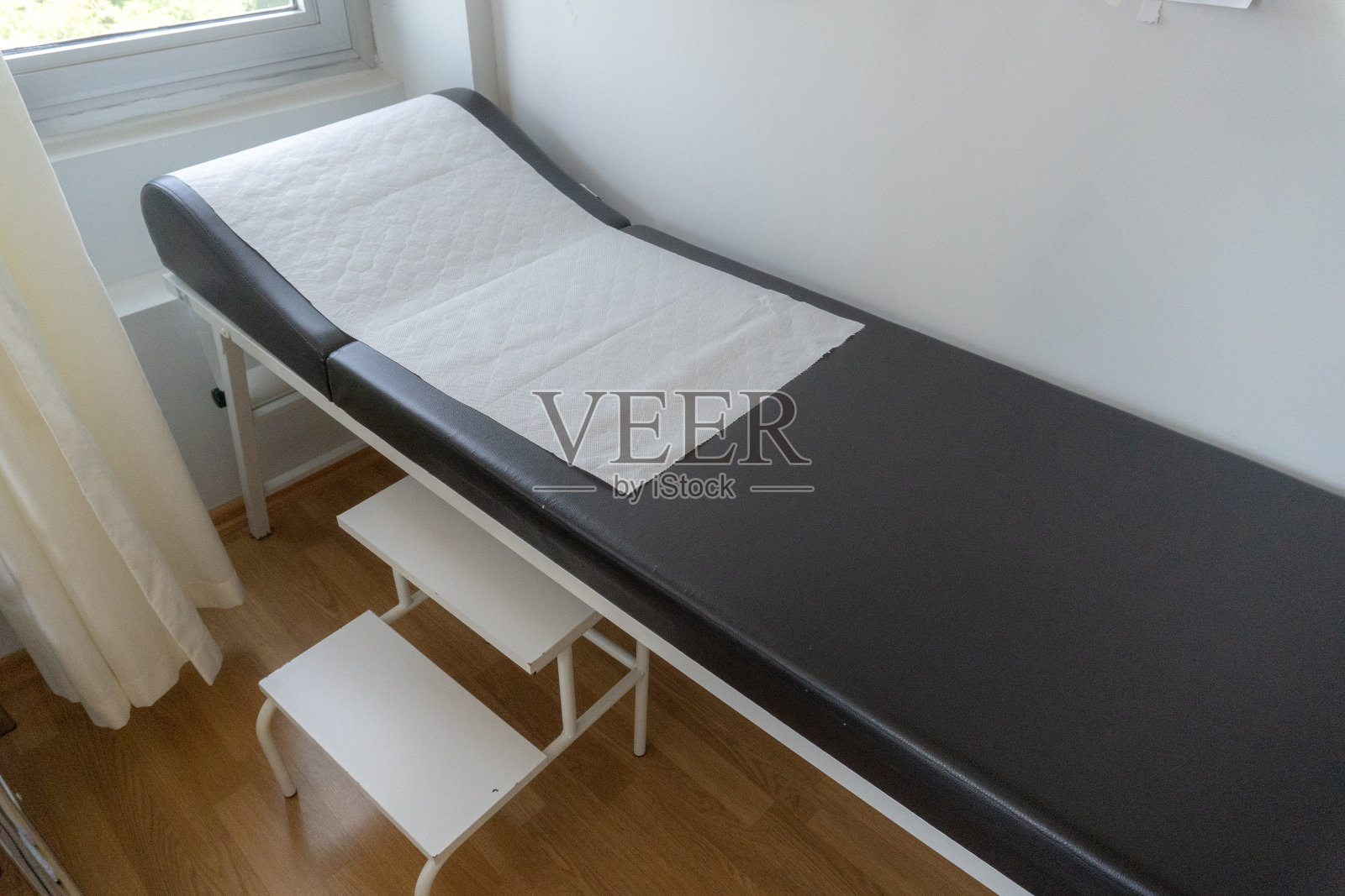 诊疗室的黑色检查床照片摄影图片