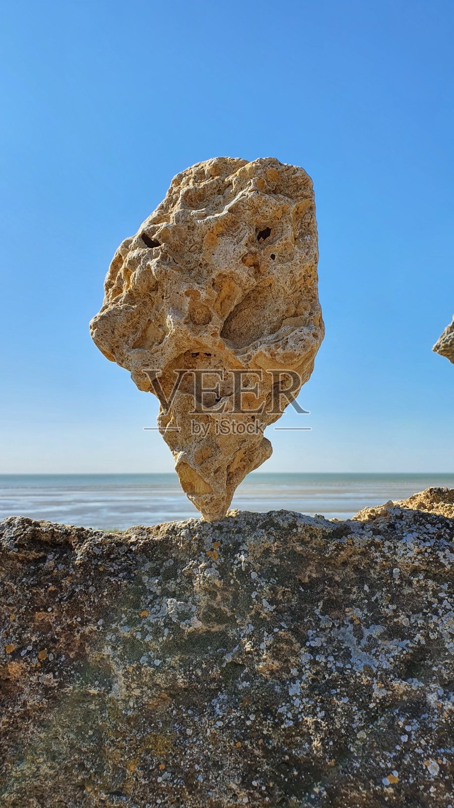 73、岸边的湾，平衡着大海的石头照片摄影图片