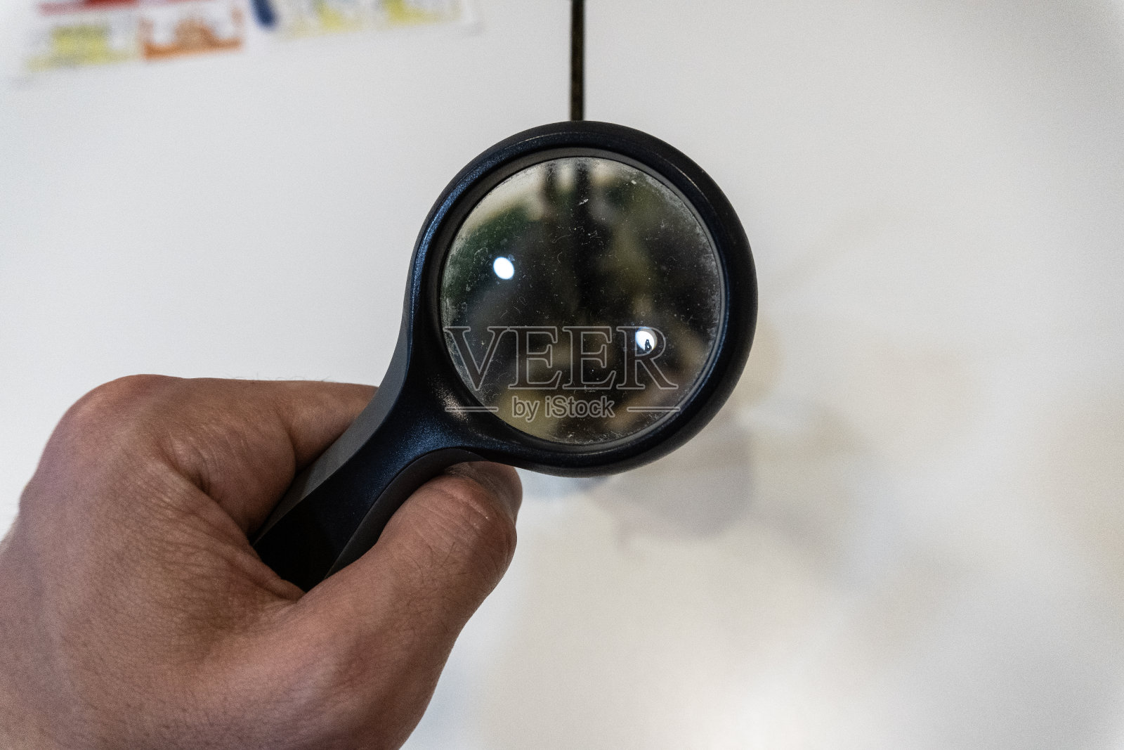 用放大镜放大物品照片摄影图片