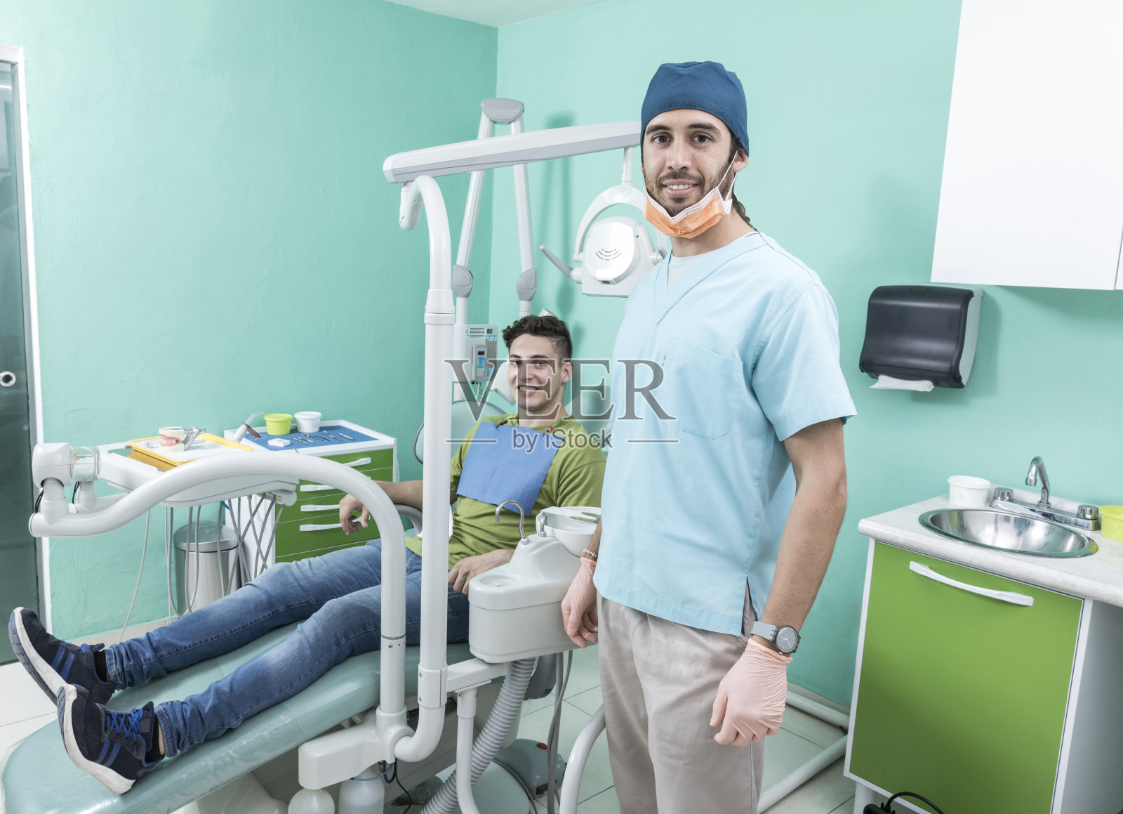 牙科医生和病人在牙科诊所。照片摄影图片