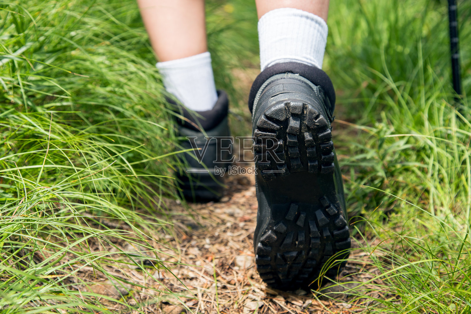 难以辨认的女性徒步者在户外行走照片摄影图片