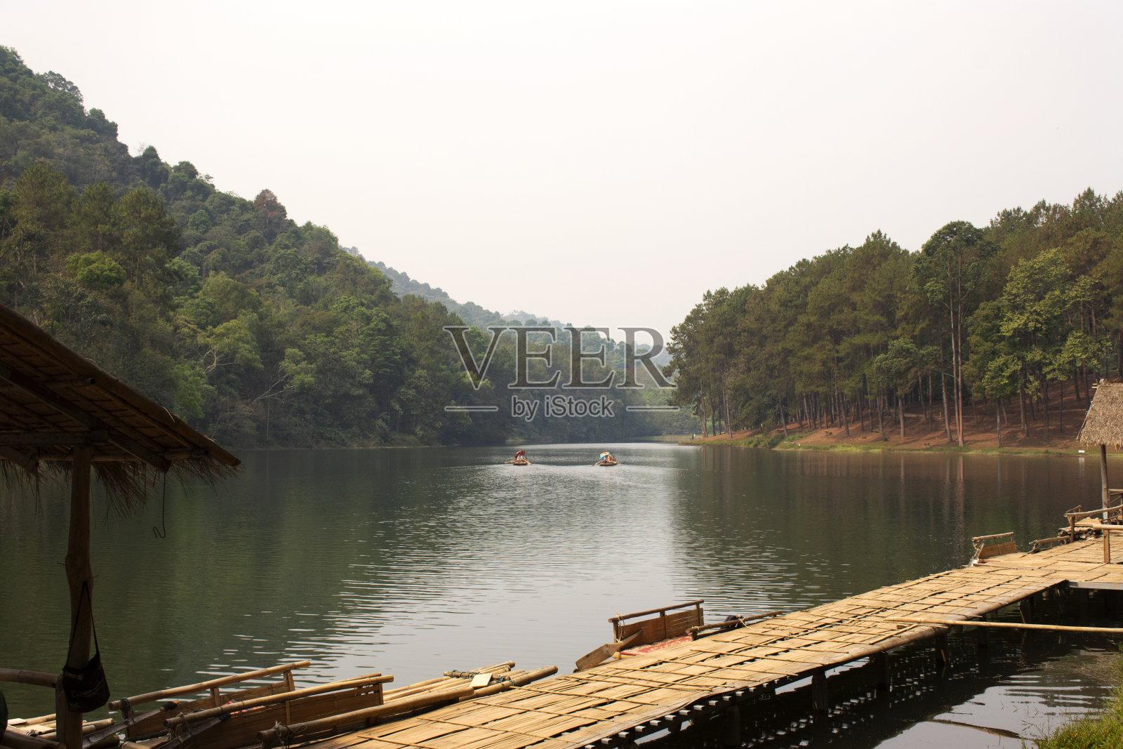 庞昂森林公园的庞昂湖位于泰国Mae Hong Son的中国村落Ban Rak Thai照片摄影图片