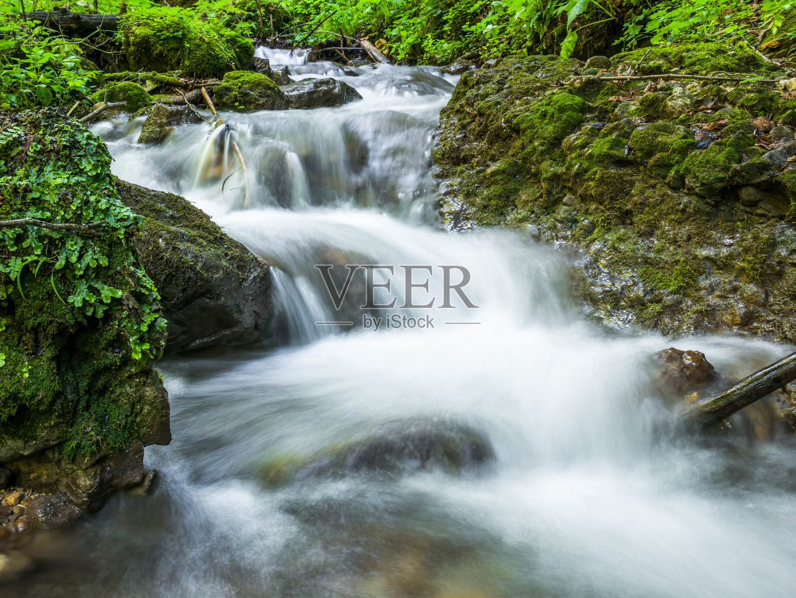 图为罗马尼亚喀尔巴阡山脉岩石间的小溪或小溪。在皮亚特拉海(大岩石)山七个梯子峡谷。照片摄影图片