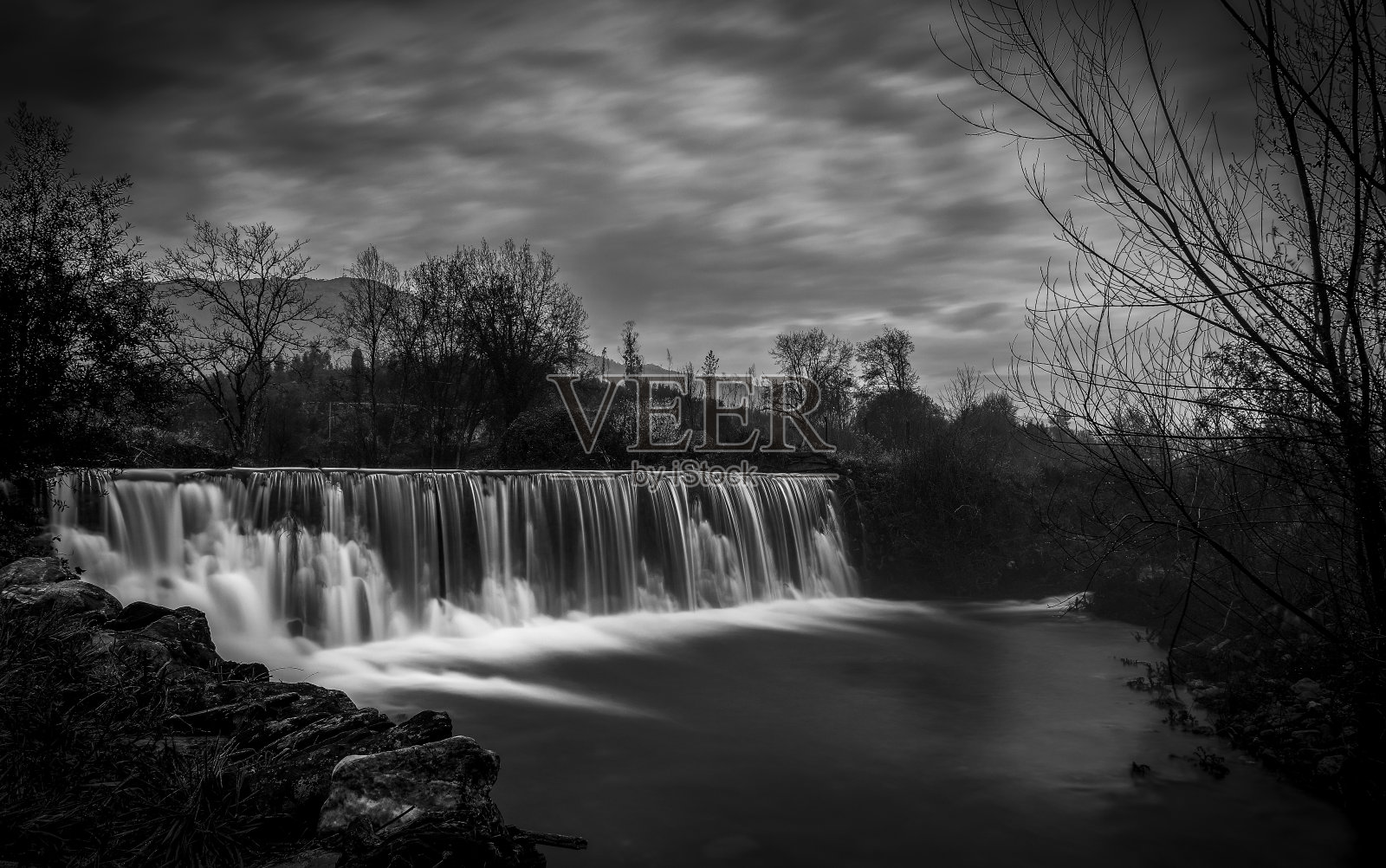 水在冬天下降照片摄影图片