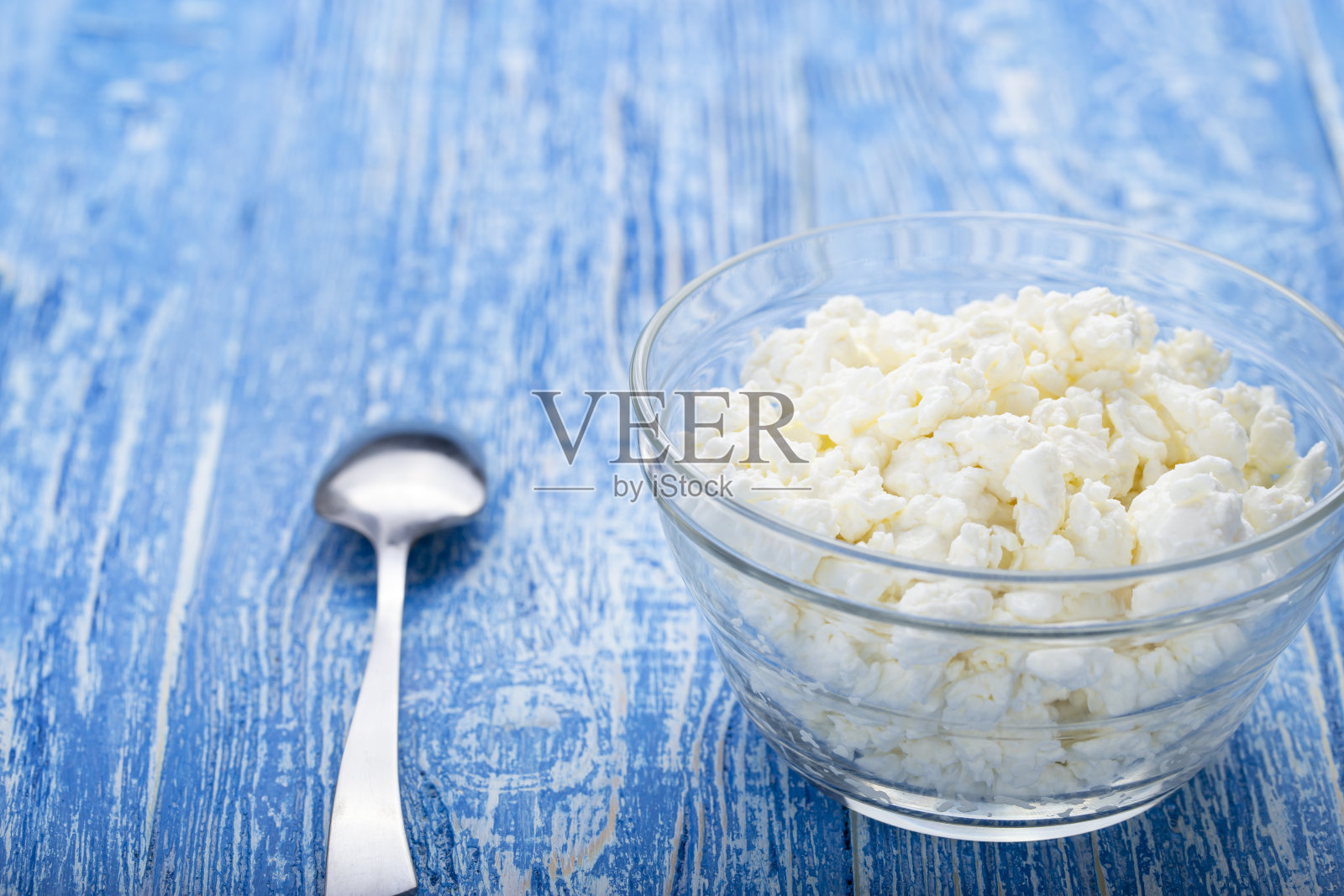 用碗装上自制的软干酪照片摄影图片