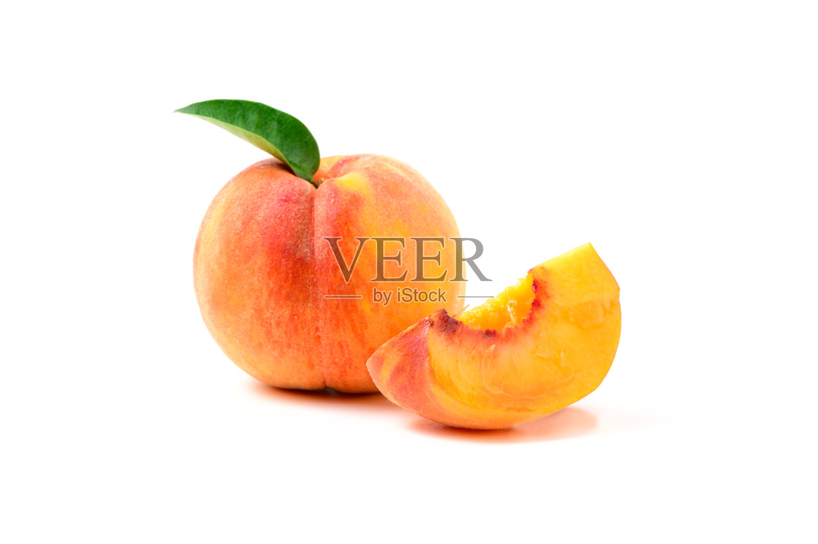 鲜甜切桃，绿叶孤立在白色背景上。照片摄影图片