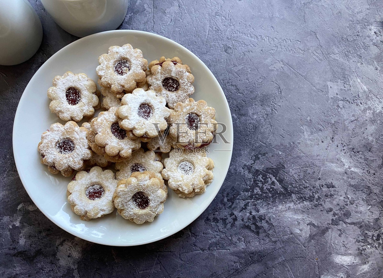 传统的奥地利圣诞饼干和茶糕点林泽·奥根。照片摄影图片