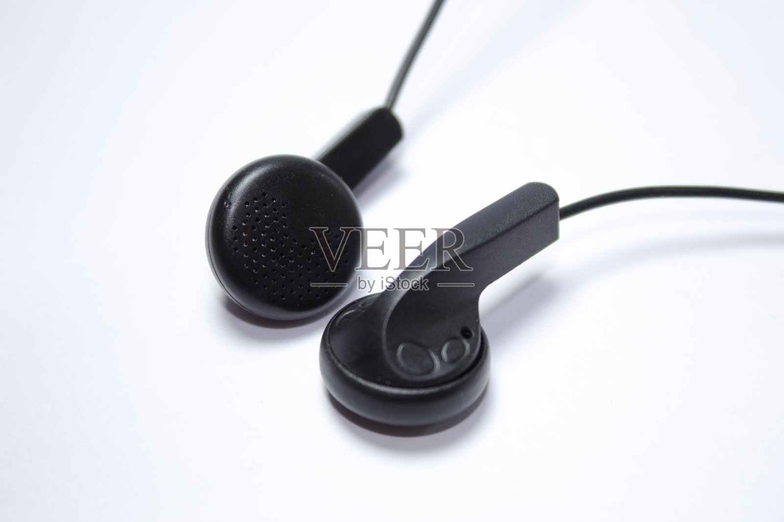 黑色耳机，有明显的电线和白色背景照片摄影图片