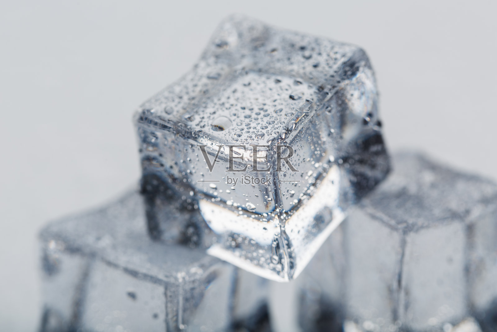 冰块与水滴近距离在一个白色背景微距。清凉冰。隔离照片摄影图片