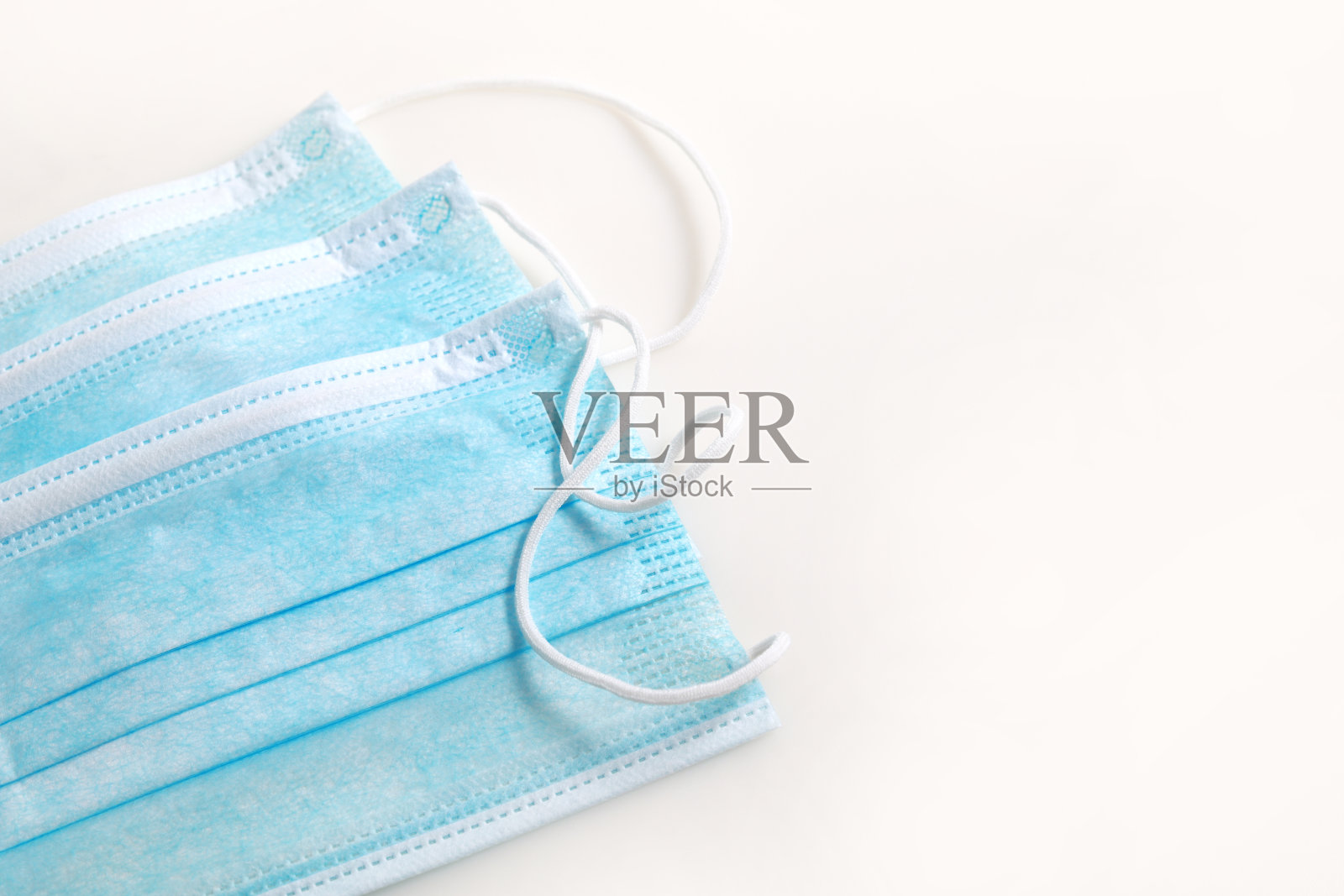 白色背景的外科口罩或防护口罩照片摄影图片