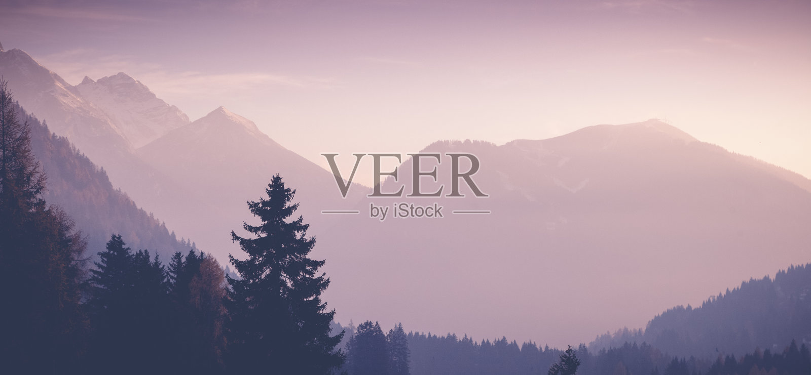 美丽的粉红色日落在阿尔卑斯山脉，令人惊叹的自然景观。全景横幅格式照片摄影图片