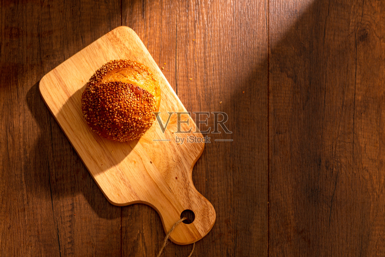 新鲜的面包放在木桌上作为早餐照片摄影图片