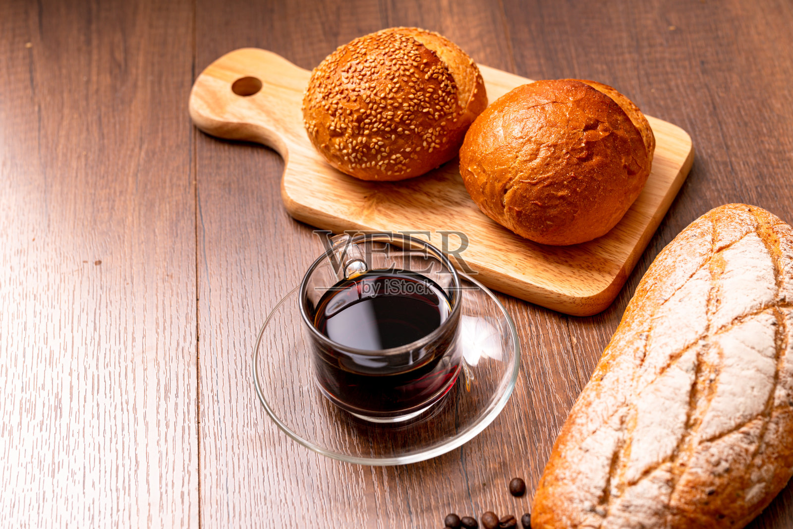 一杯热黑咖啡和面包在木头背景照片摄影图片