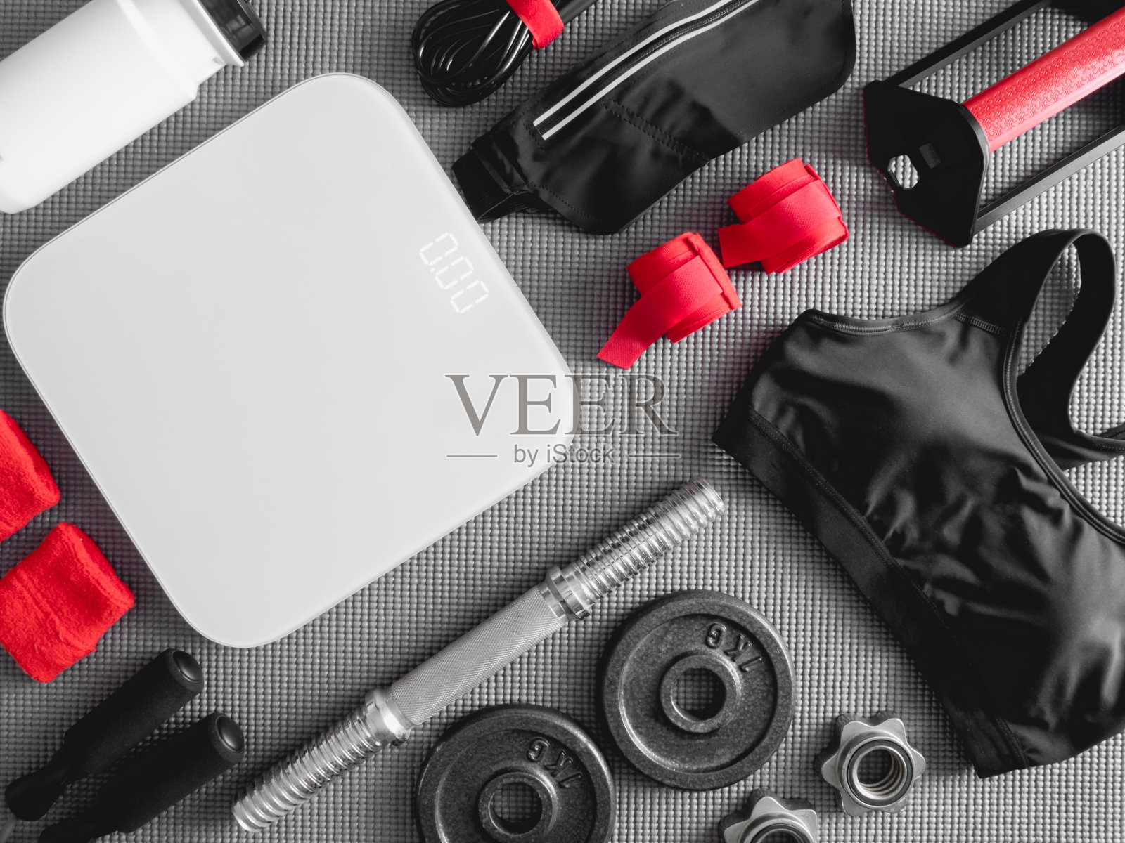 俯视图的健身设备与健身装备，哑铃，汗带和配件照片摄影图片