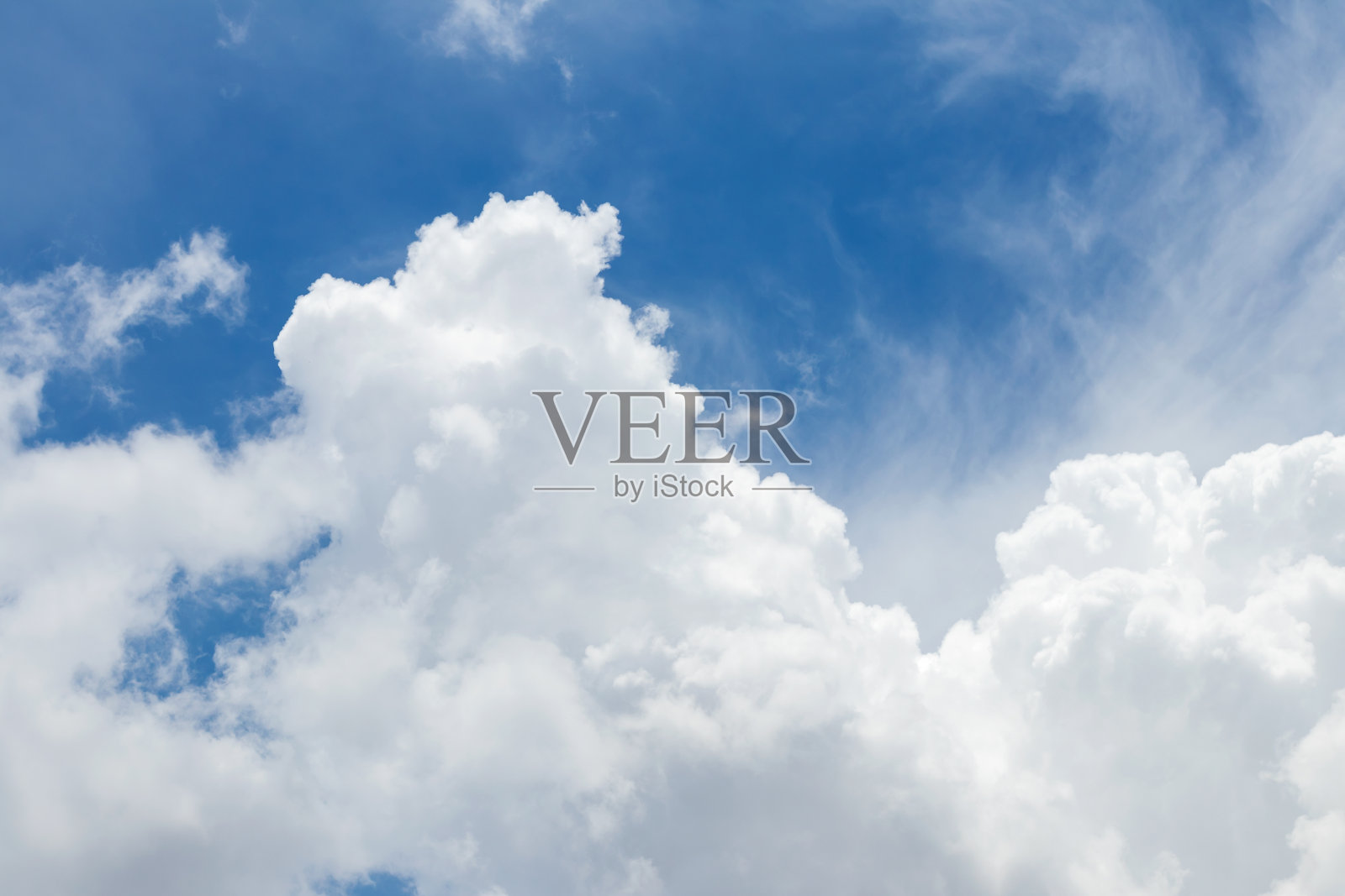 多云的天空。照片摄影图片