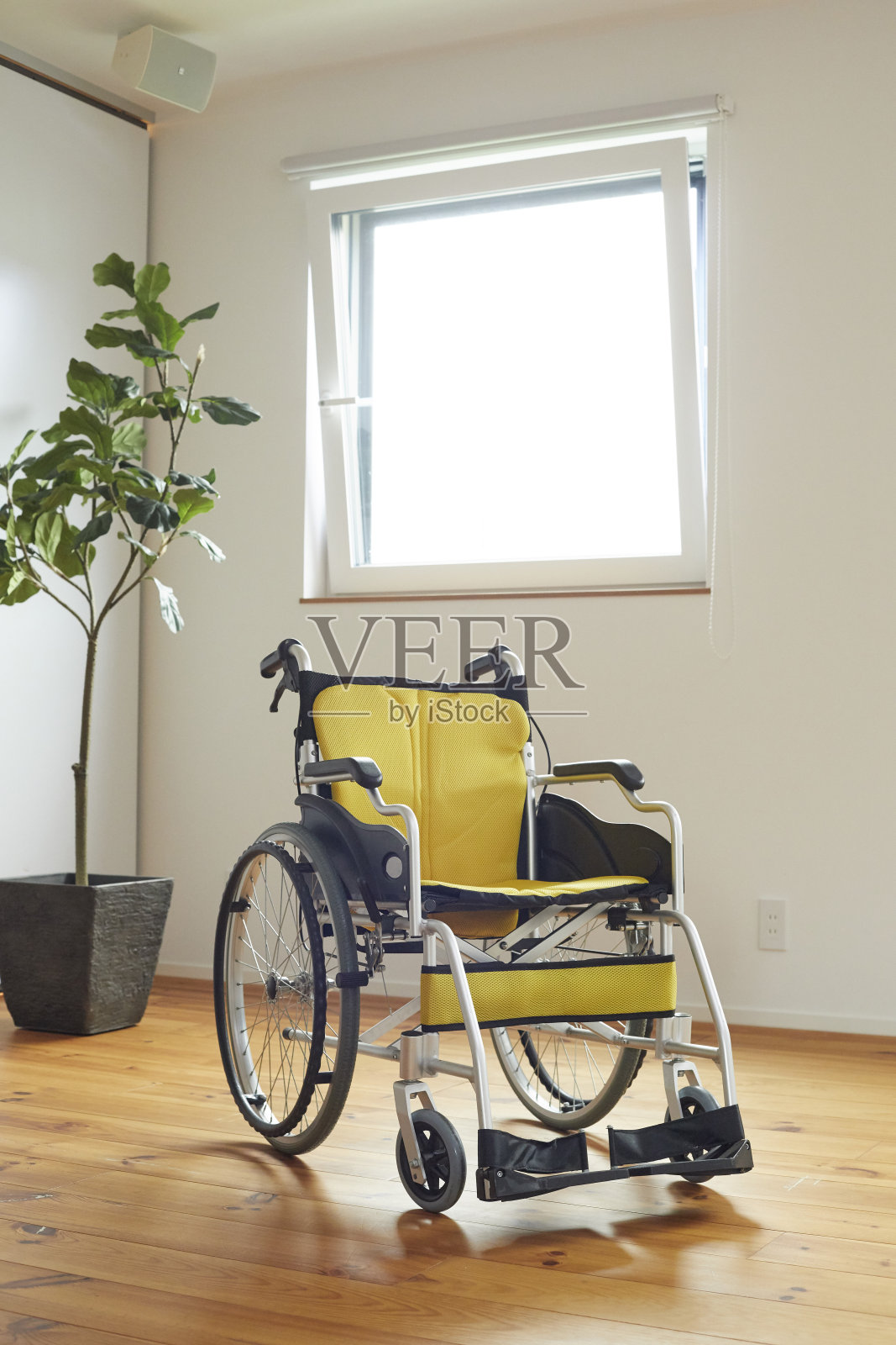 房间里有黄色的轮椅照片摄影图片