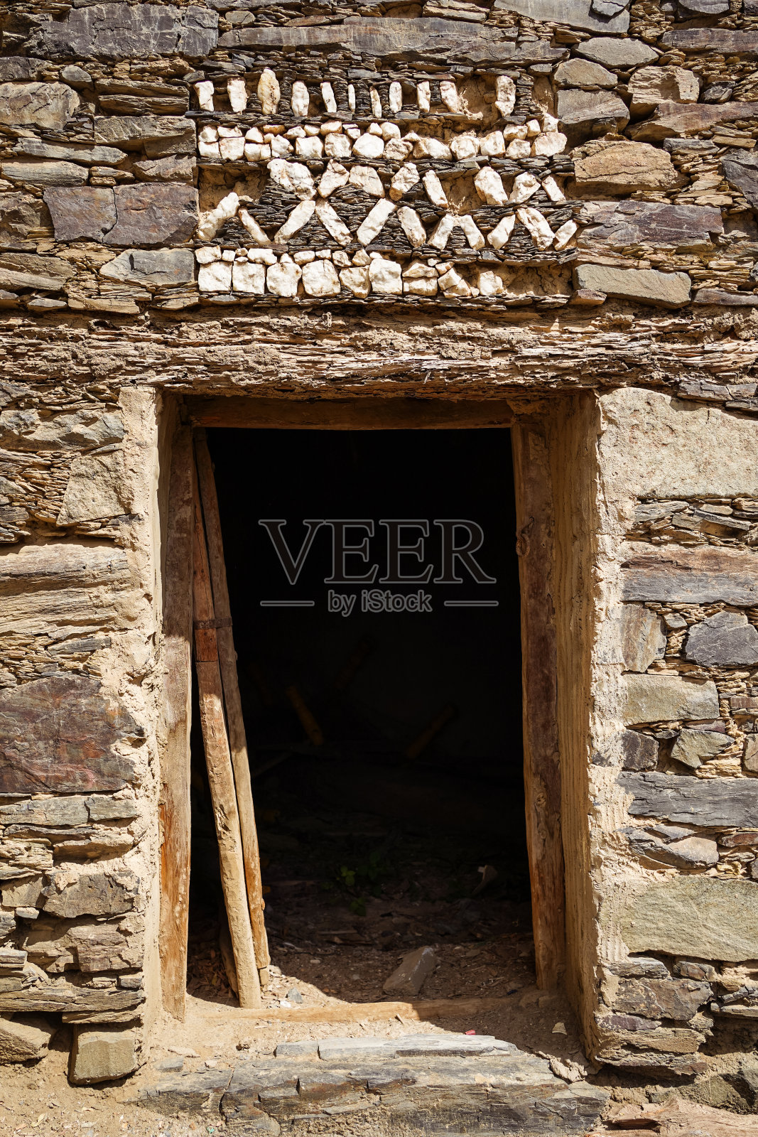 Rijal Almaa遗产村美丽古宅上的石砌装饰门照片摄影图片