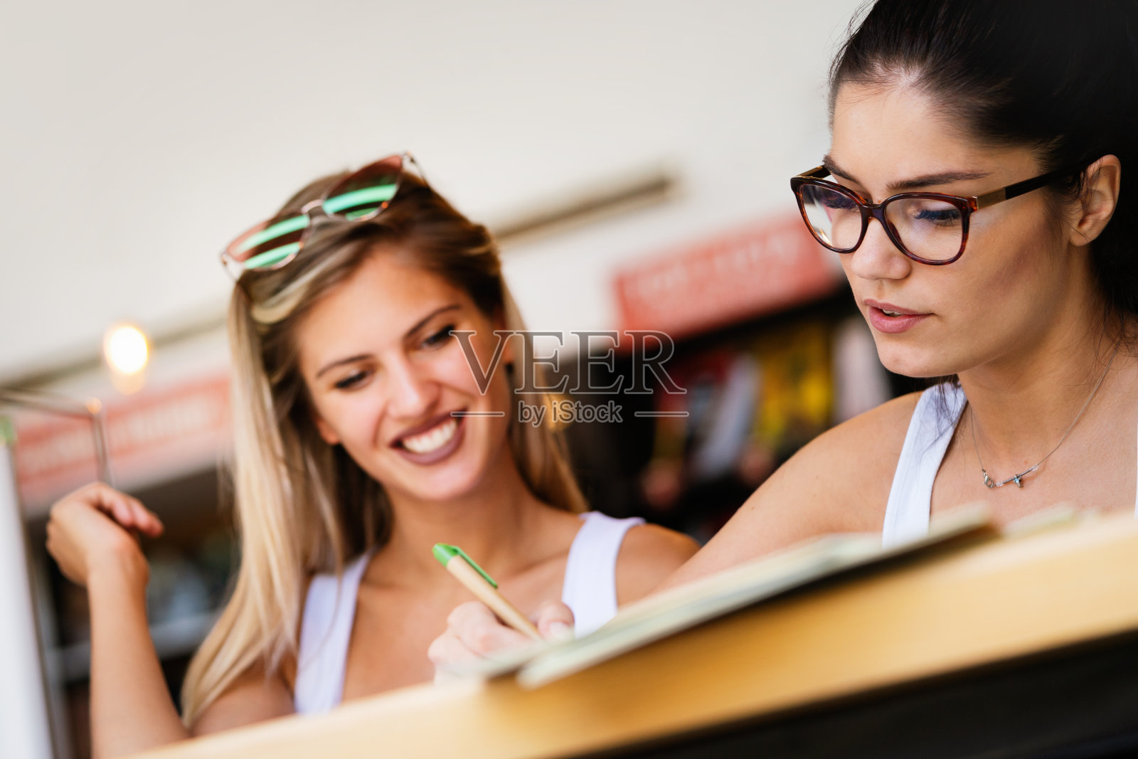 积极的年轻学生女孩一起学习，准备考试照片摄影图片