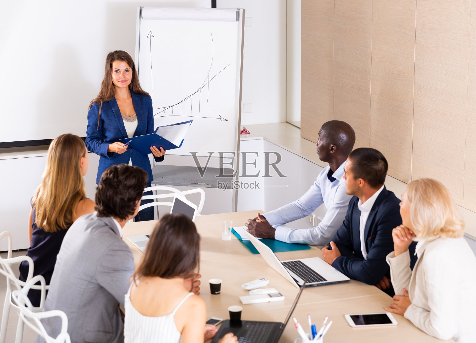 在员工会议上做报告的女性照片摄影图片