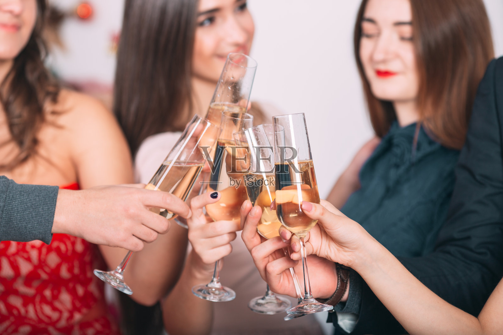 几个朋友庆祝圣诞节的肖像照片摄影图片