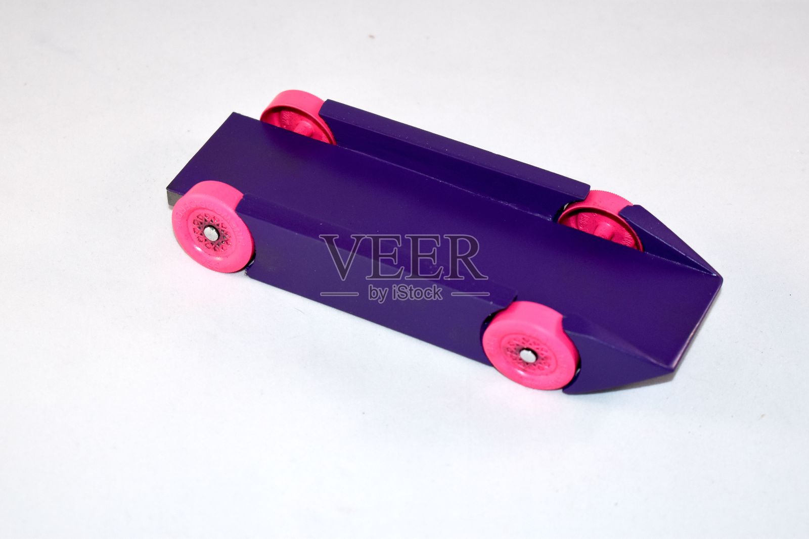 紫色和粉红色的松木车在纯白色照片摄影图片