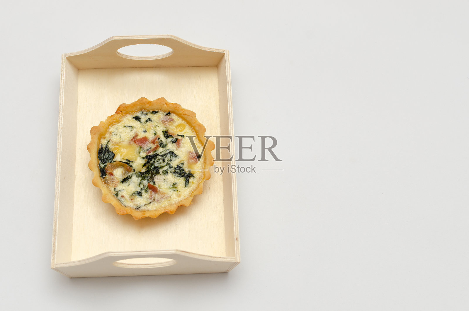 洛林乳蛋饼上桌，就可以吃了。照片摄影图片