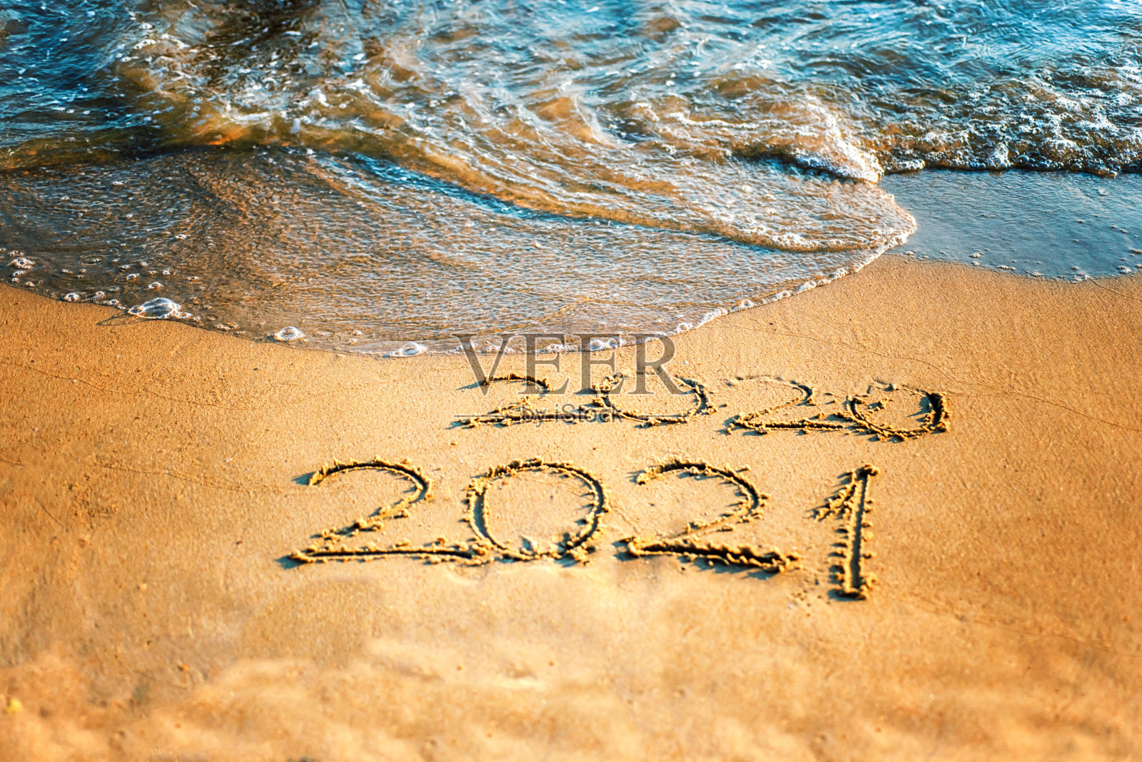 《2021年新年快乐》海边的文字。有选择性的重点。即将到来的2021年新年和即将到来的2020年的抽象背景照片照片摄影图片