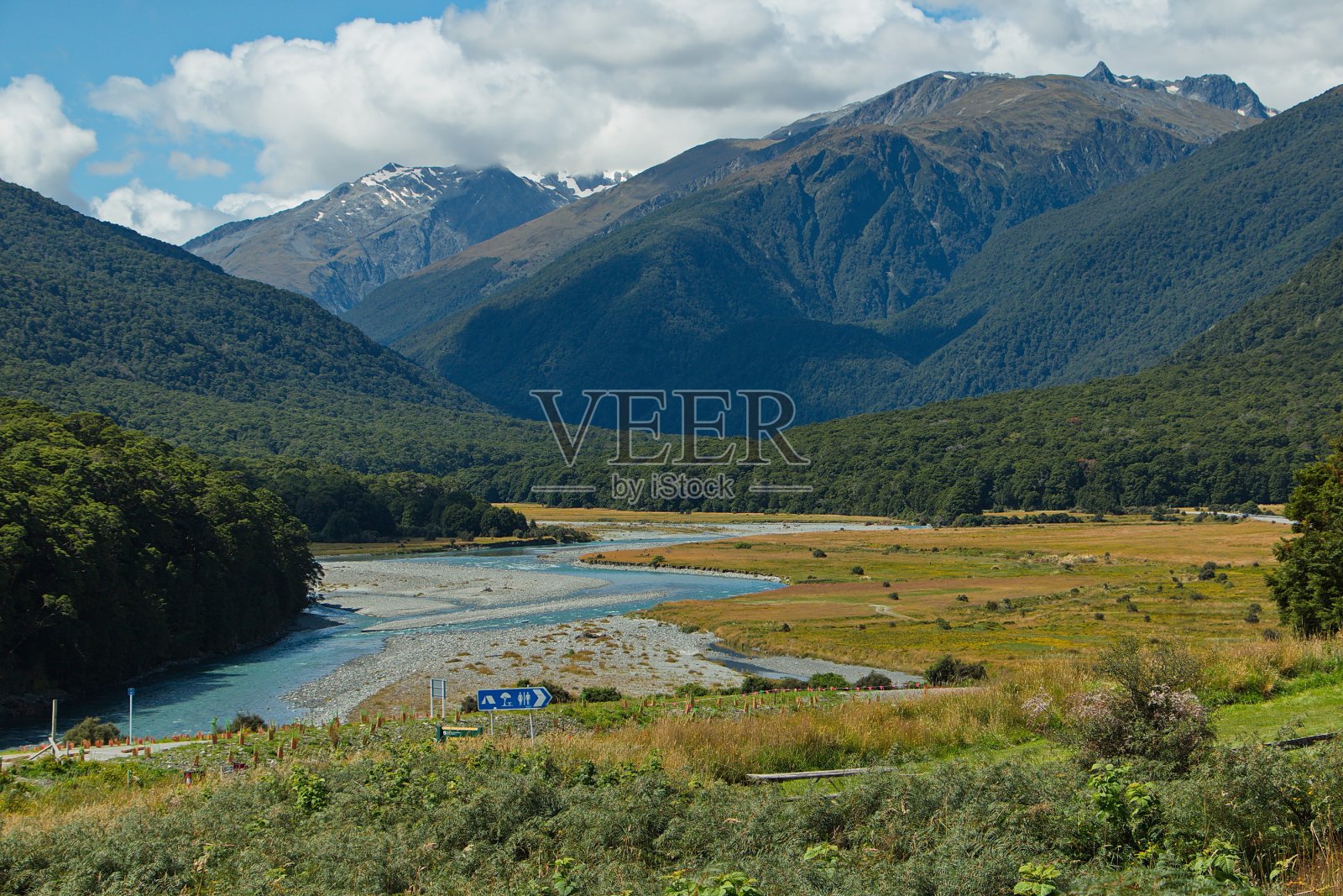 新西兰南岛奥塔哥的蓝色池塘附近的卡梅伦平营地照片摄影图片