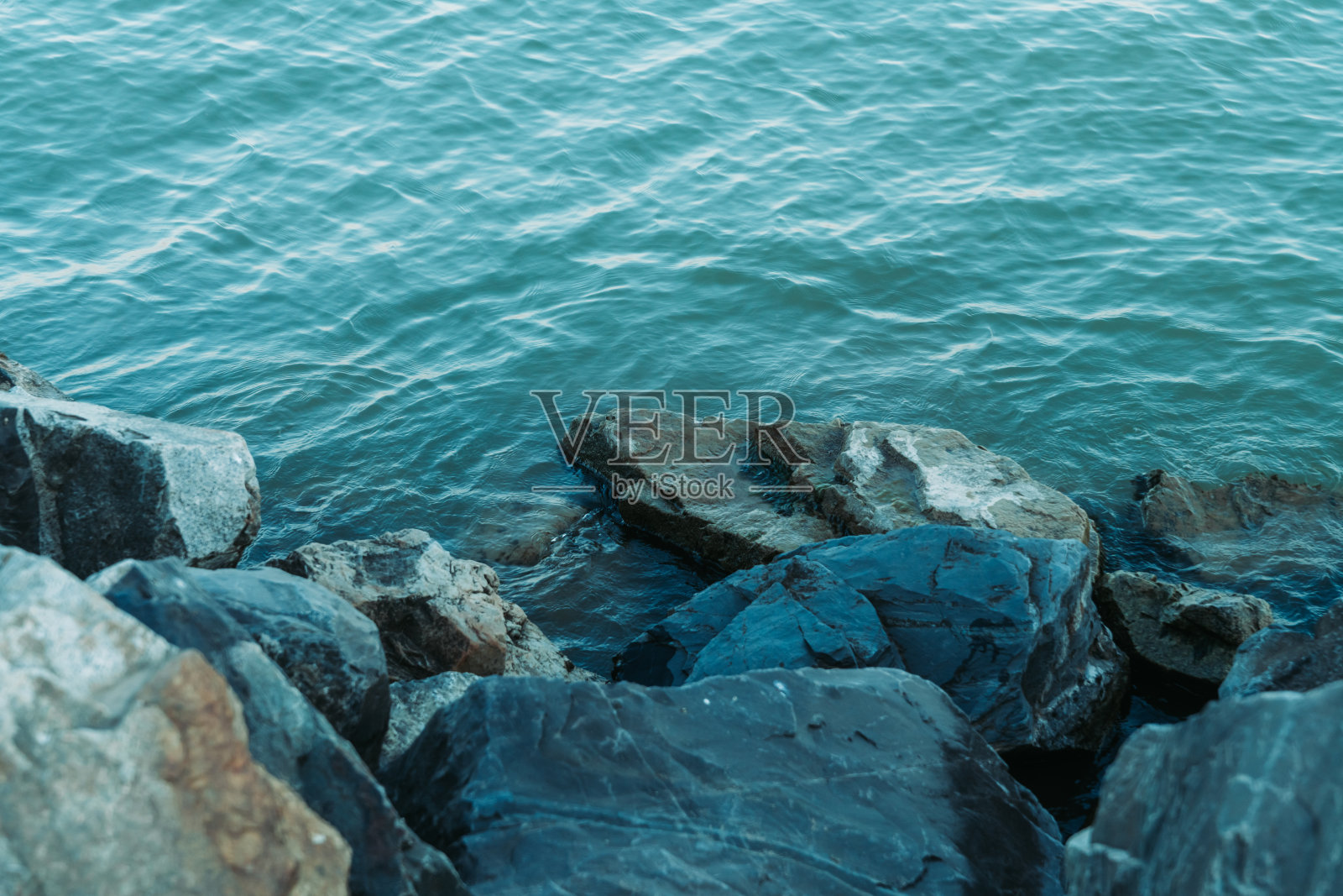 平静的早晨海面上有岩石照片摄影图片