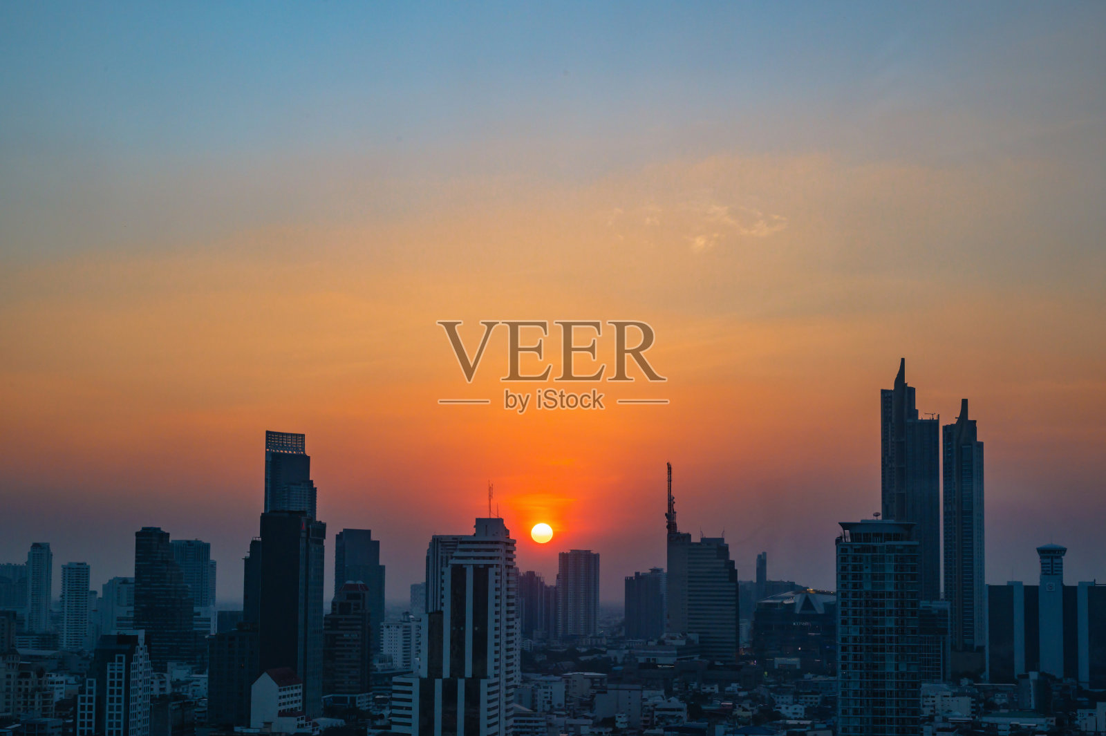 美丽的日落与城市风景或曼谷城市泰国。泰国首都曼谷。照片摄影图片