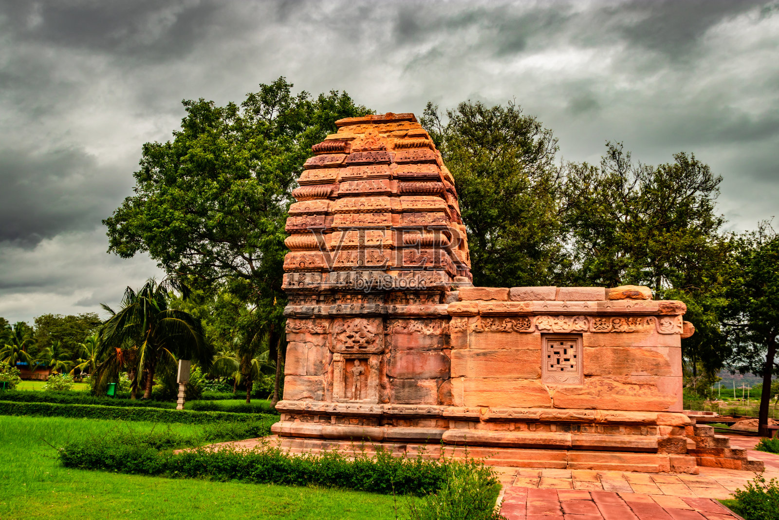 Kadasiddeshwara庙pattadakal惊人的石头艺术从不同的角度与戏剧性的天空照片摄影图片