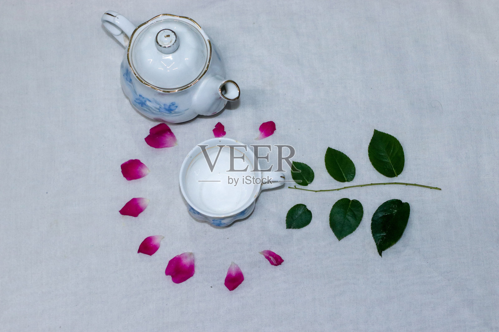 空茶和玫瑰花瓣碟照片摄影图片