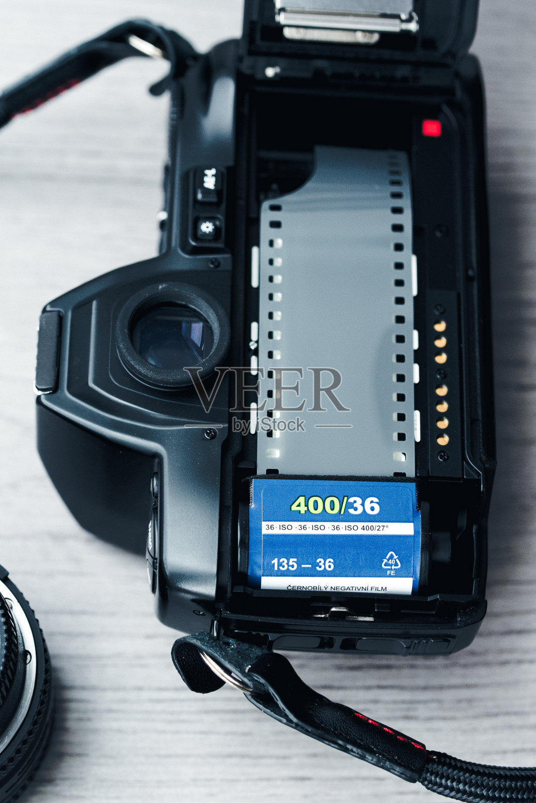 带新底片的老式开式胶卷相机照片摄影图片