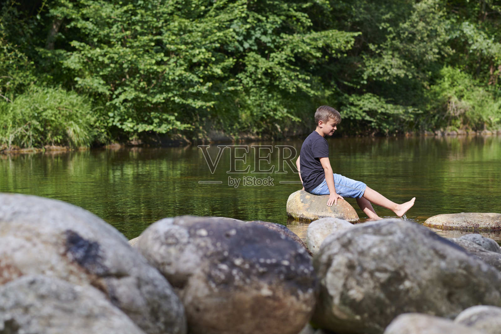 在山上玩耍的孩子照片摄影图片