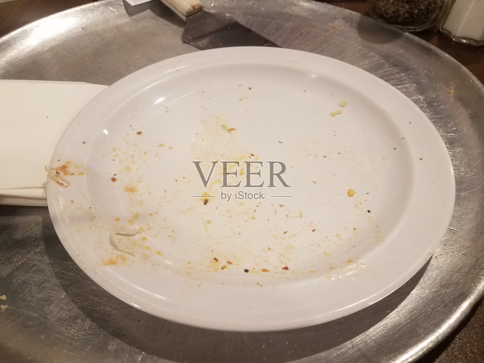 用披萨盘吃完后要清空白色的盘子照片摄影图片