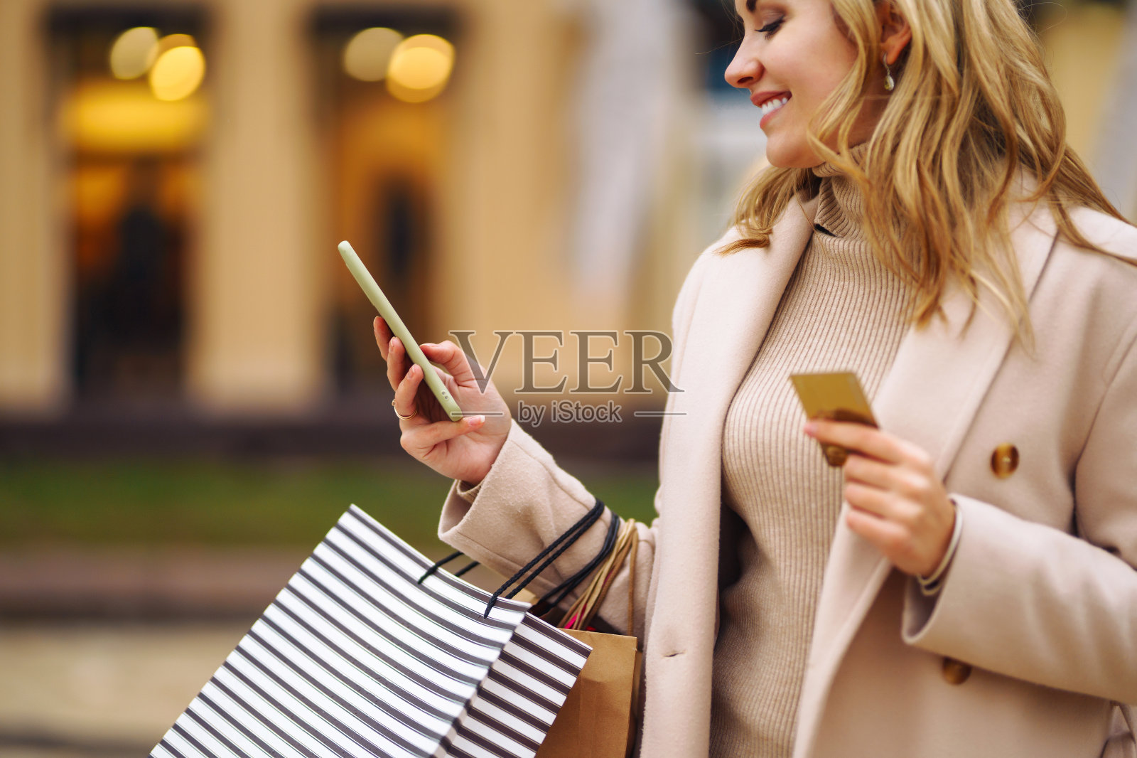 有电话和信用卡的漂亮女人的手。黑色星期五照片摄影图片