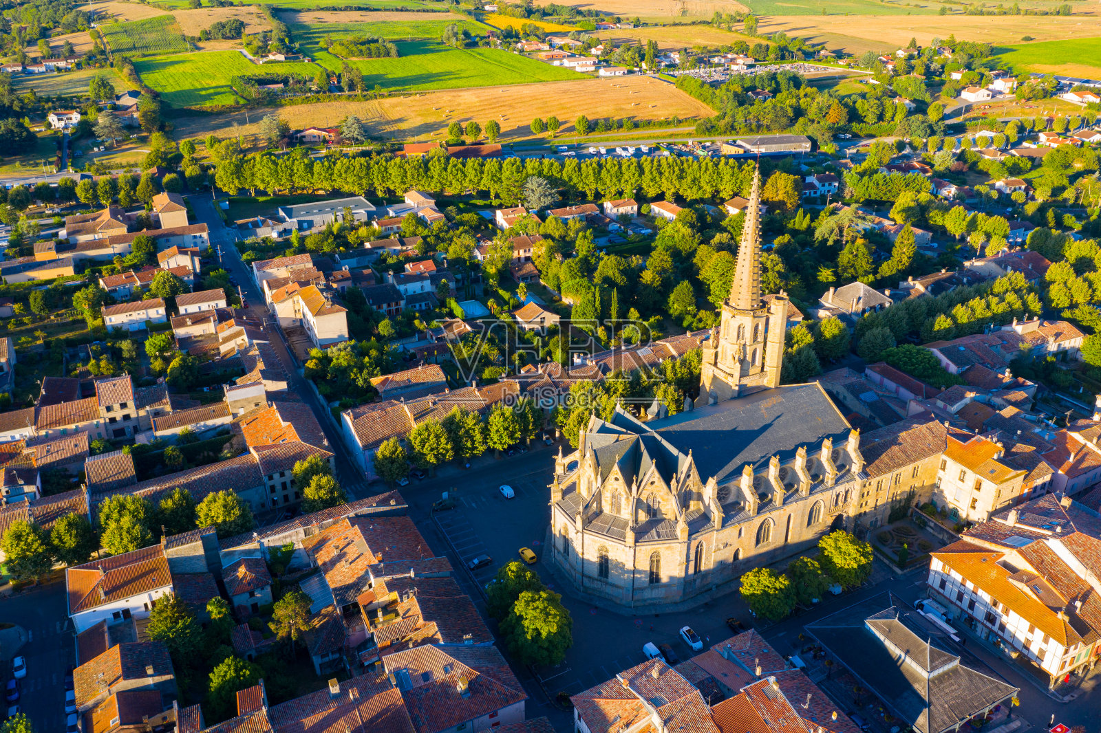 俯瞰大教堂的米雷瓦镇鸟瞰图，法国照片摄影图片