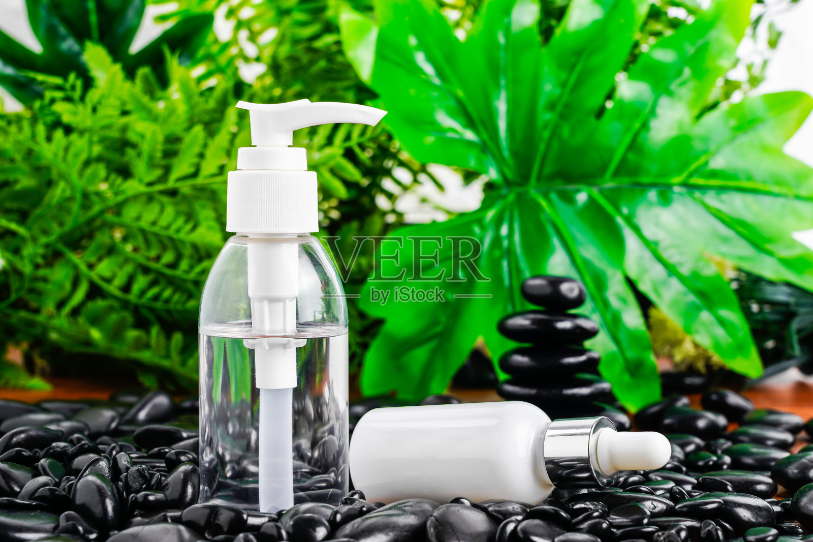 化妆玻璃瓶为精油对黑石照片摄影图片