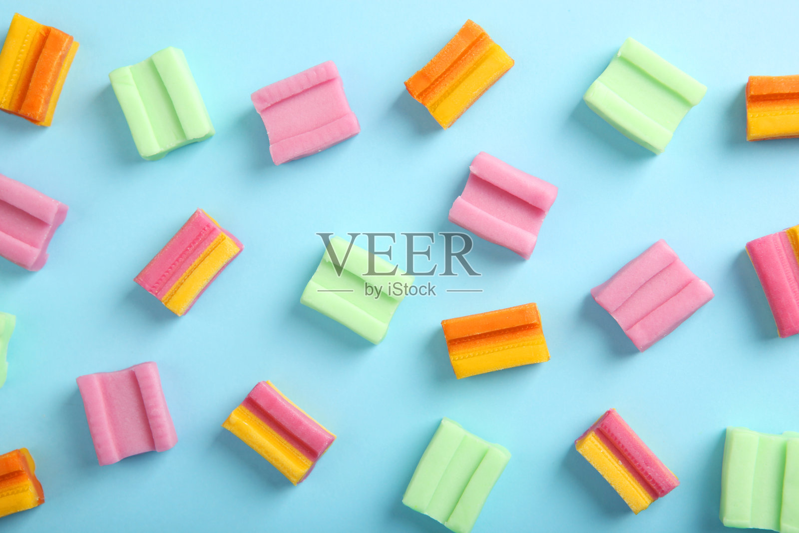 桌子上有很多不同的口香糖照片摄影图片