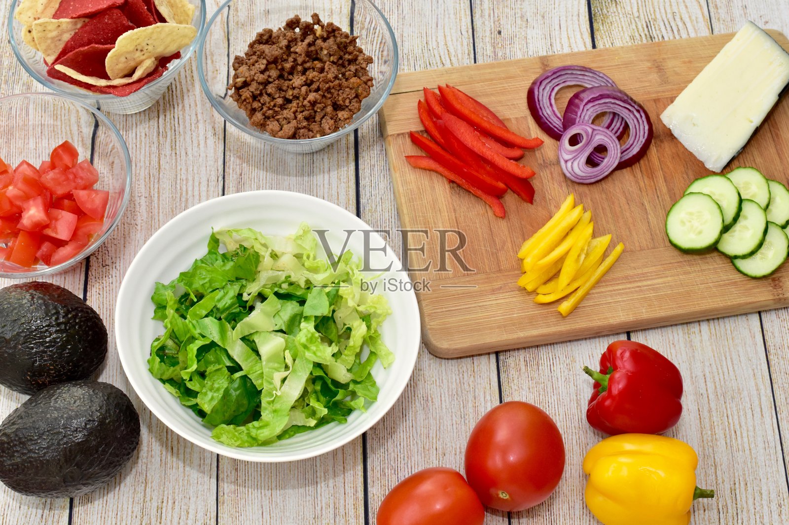 新鲜的有机玉米卷配料准备组装成美味的墨西哥主题家庭晚餐照片摄影图片