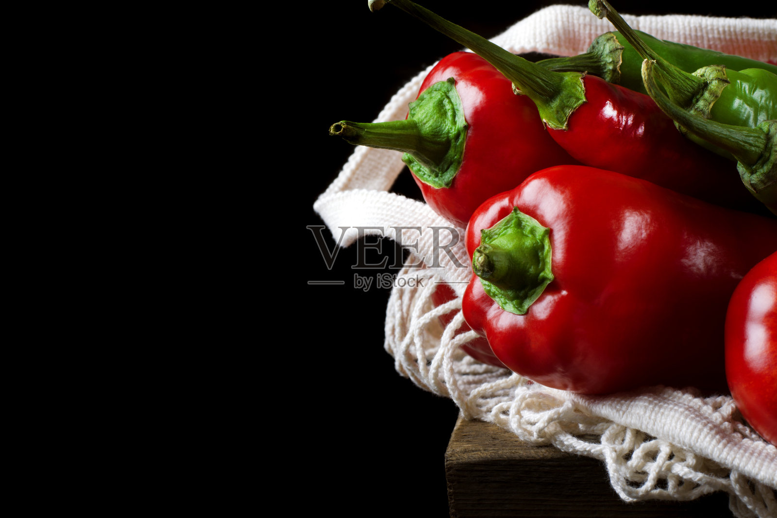 不同种类的辣椒放在网袋里照片摄影图片