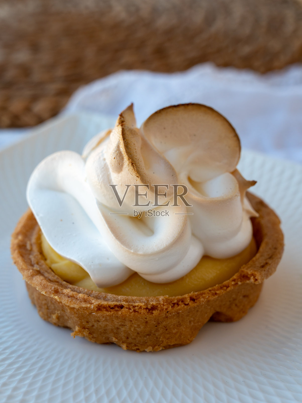 一片柠檬挞和蛋白酥皮照片摄影图片