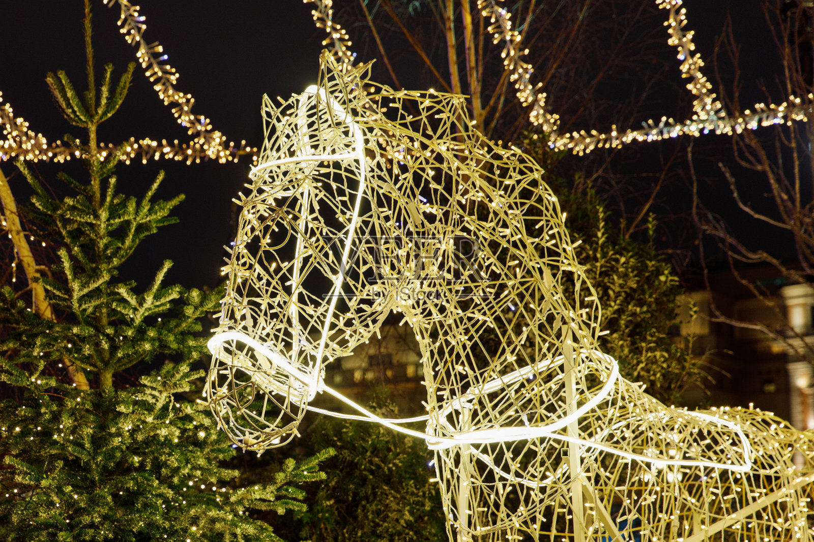 由电灯制成的装饰马。圣诞装饰城市。新年。软的焦点。照片摄影图片
