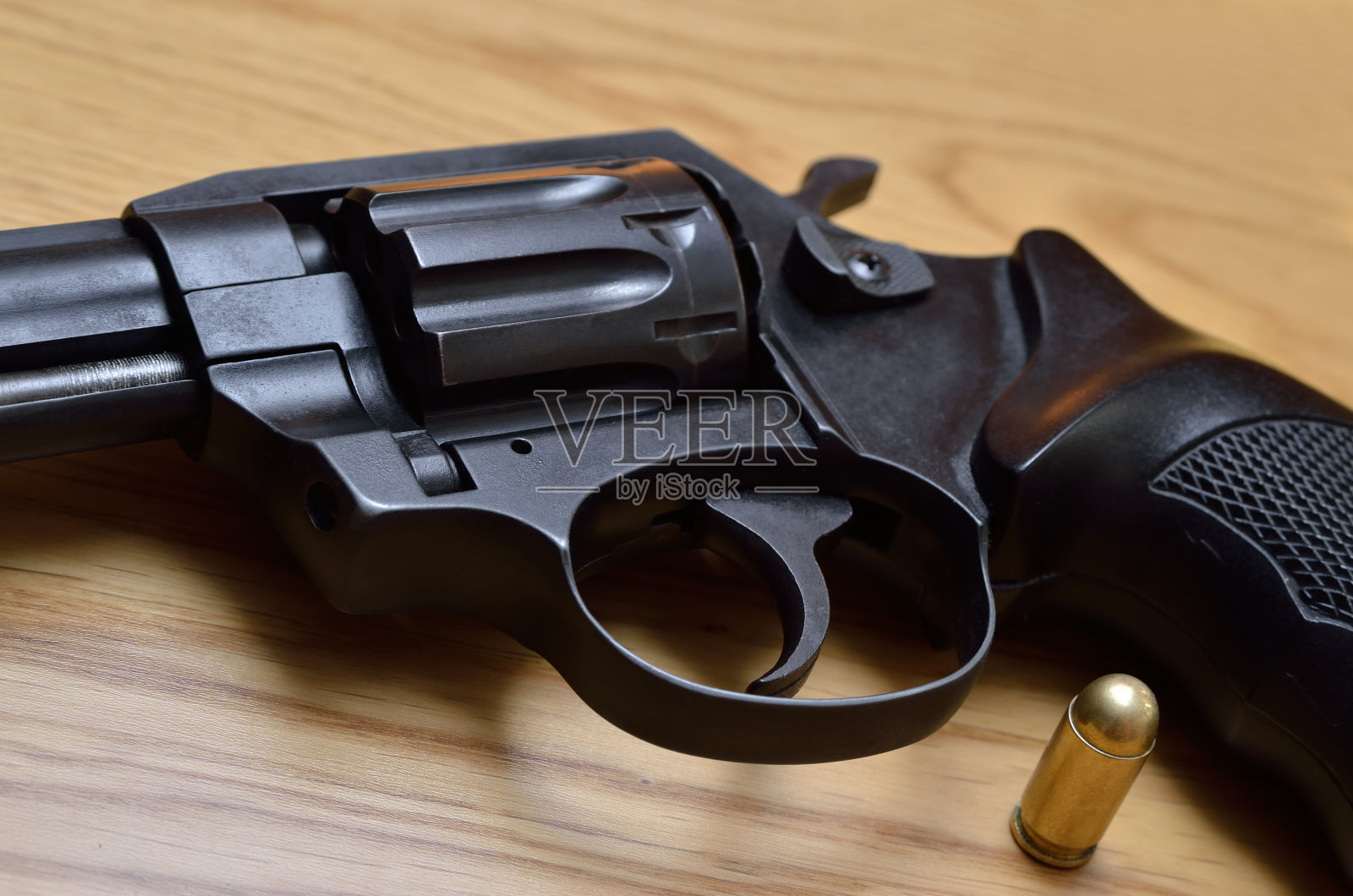 木桌上的黑色手枪和弹壳照片摄影图片