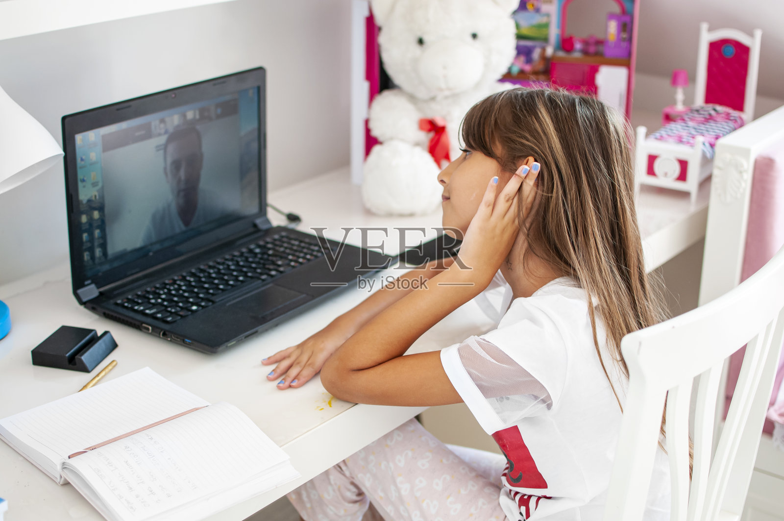 可爱女孩在家在线教育照片摄影图片