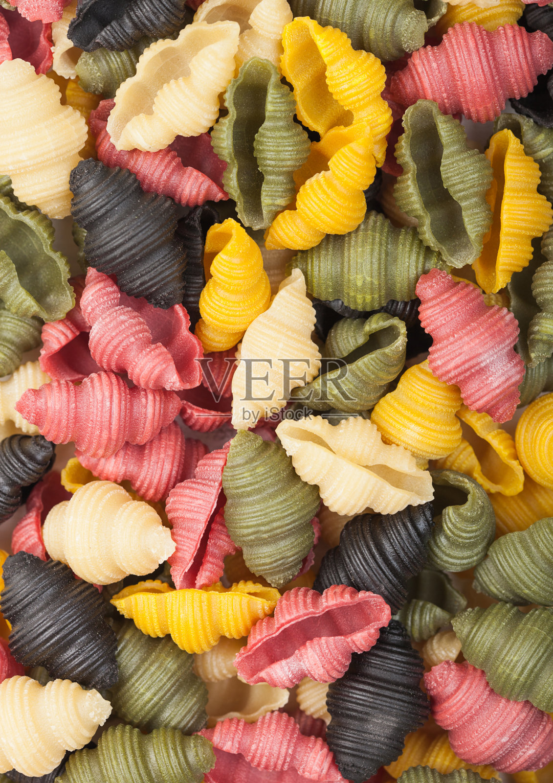 新鲜生海螺三色意面为纹理背景。照片摄影图片